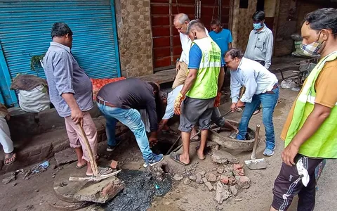 सराय काले खां में बरसात से पूर्व सीवर-नाली सफाई अभियान