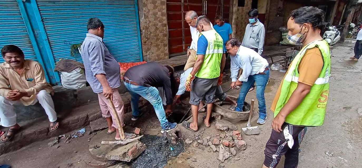 सराय काले खां में बरसात से पूर्व सीवर-नाली सफाई अभियान — तस्वीर 1 में से 19