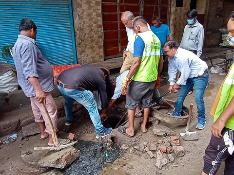सराय काले खां में बरसात से पूर्व सीवर-नाली सफाई अभियान