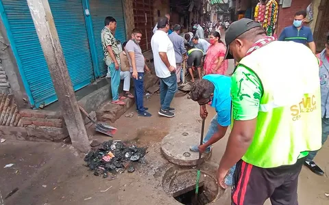 सराय काले खां में बरसात से पूर्व सीवर-नाली सफाई अभियान