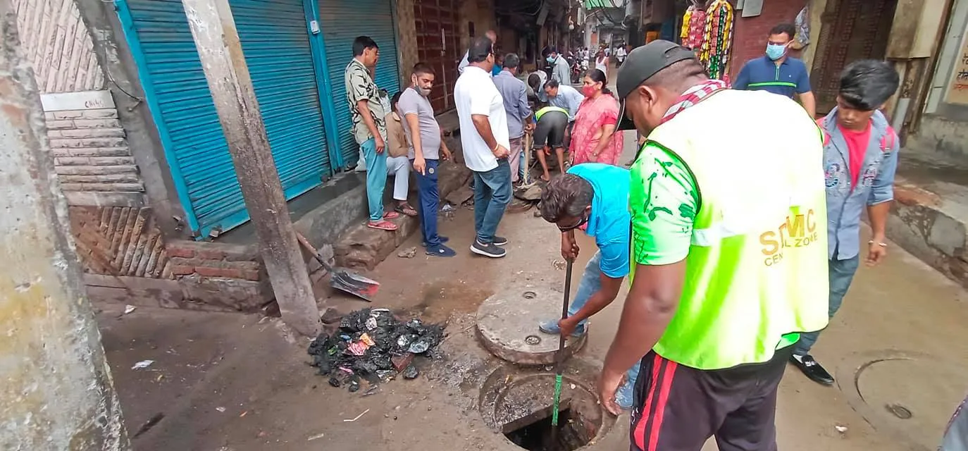 सराय काले खां में बरसात से पूर्व सीवर-नाली सफाई अभियान — तस्वीर 2 में से 19