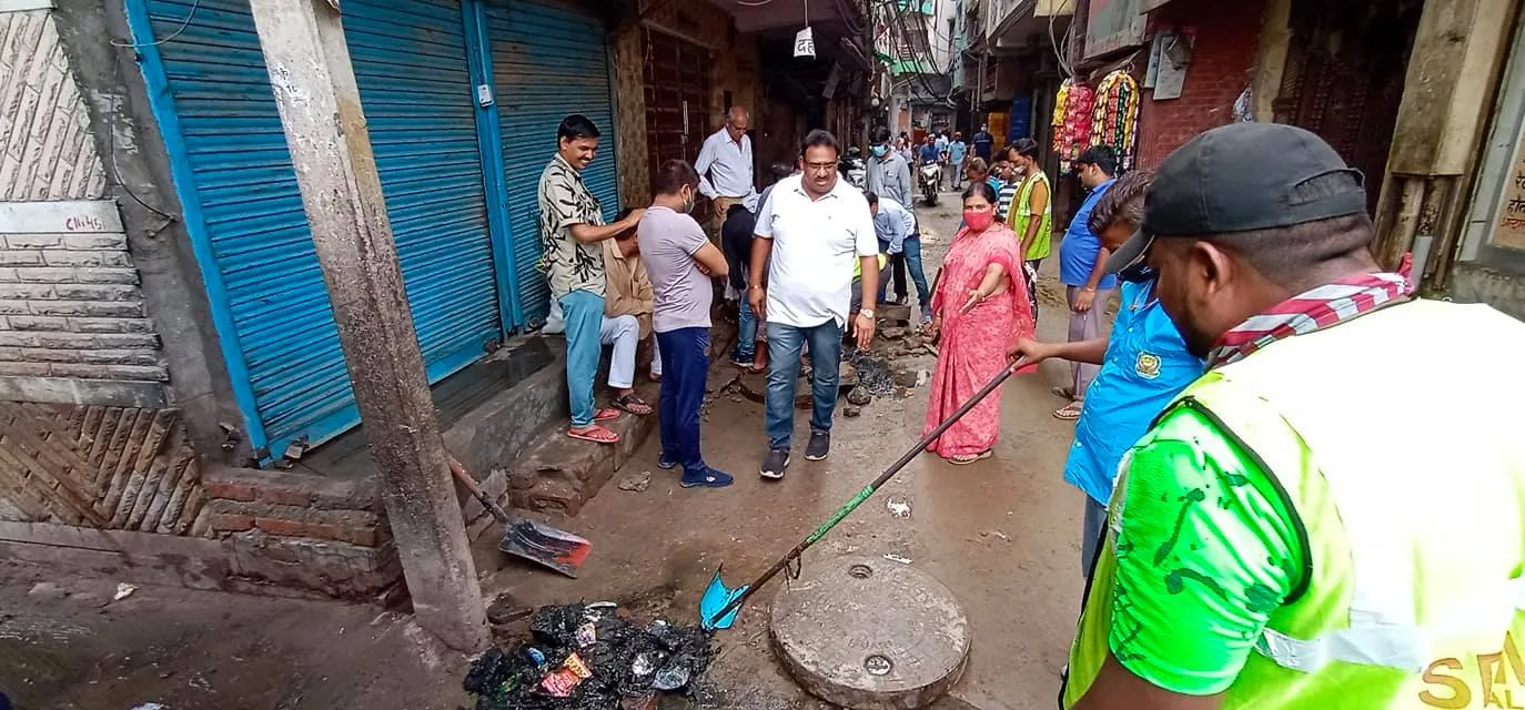 सराय काले खां में बरसात से पूर्व सीवर-नाली सफाई अभियान — तस्वीर 3 में से 19