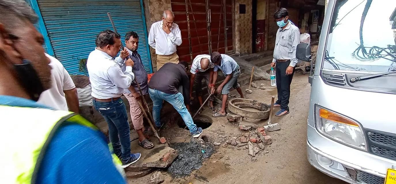 सराय काले खां में बरसात से पूर्व सीवर-नाली सफाई अभियान — तस्वीर 4 में से 19