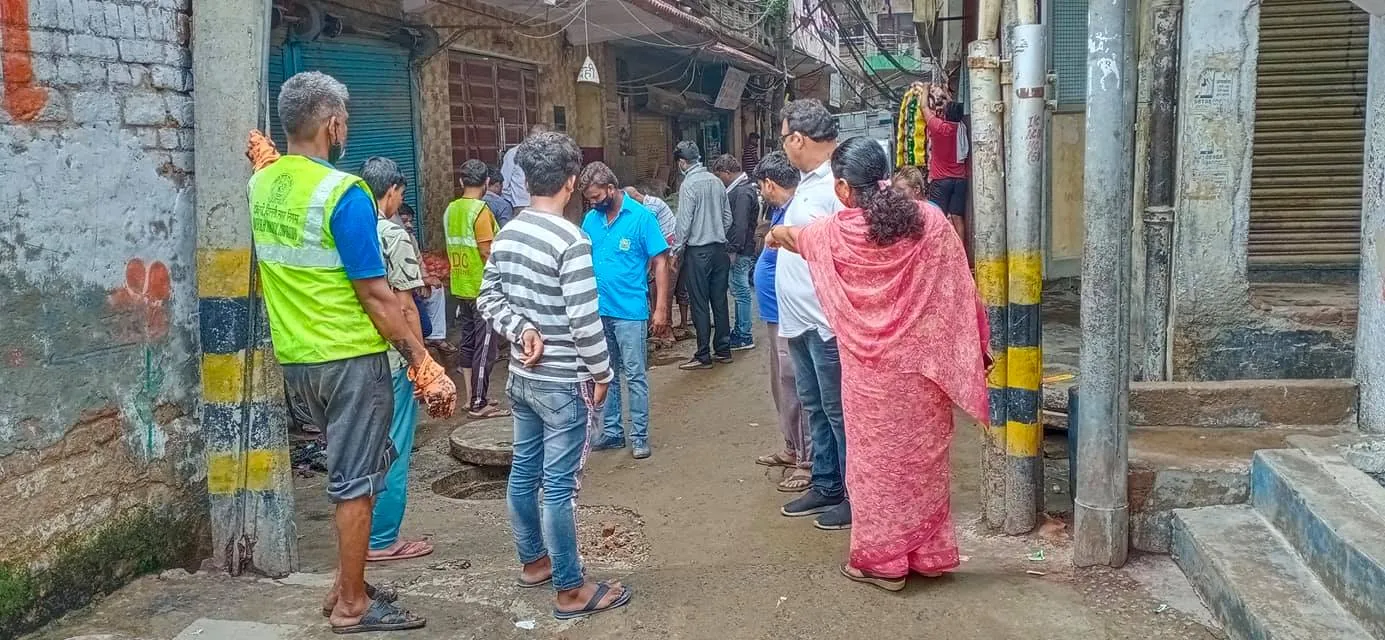 सराय काले खां में बरसात से पूर्व सीवर-नाली सफाई अभियान — तस्वीर 5 में से 19