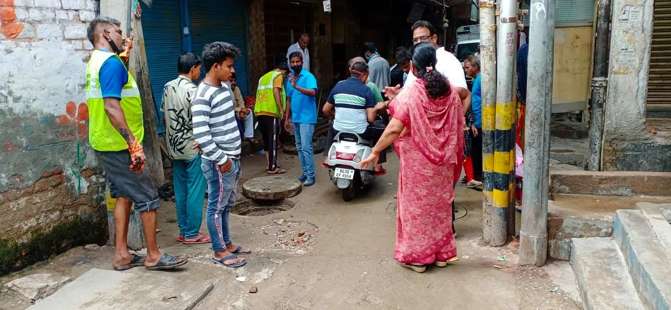सराय काले खां में बरसात से पूर्व सीवर-नाली सफाई अभियान — तस्वीर 6 में से 19