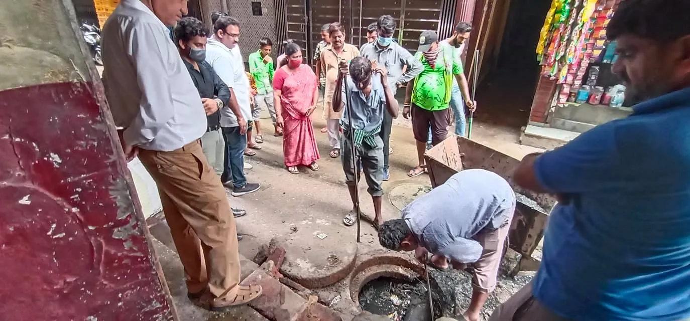 सराय काले खां में बरसात से पूर्व सीवर-नाली सफाई अभियान — तस्वीर 7 में से 19