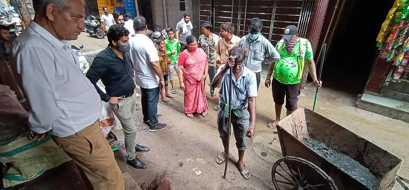 सराय काले खां में बरसात से पूर्व सीवर-नाली सफाई अभियान — तस्वीर 8 में से 19