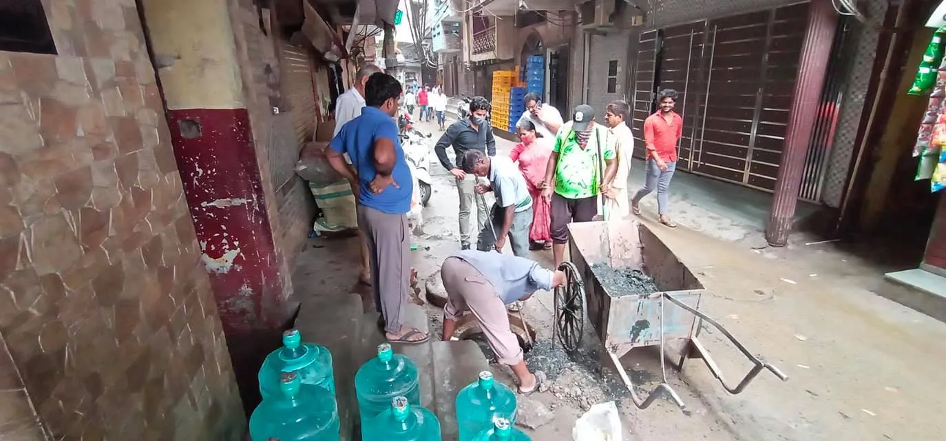 सराय काले खां में बरसात से पूर्व सीवर-नाली सफाई अभियान — तस्वीर 9 में से 19