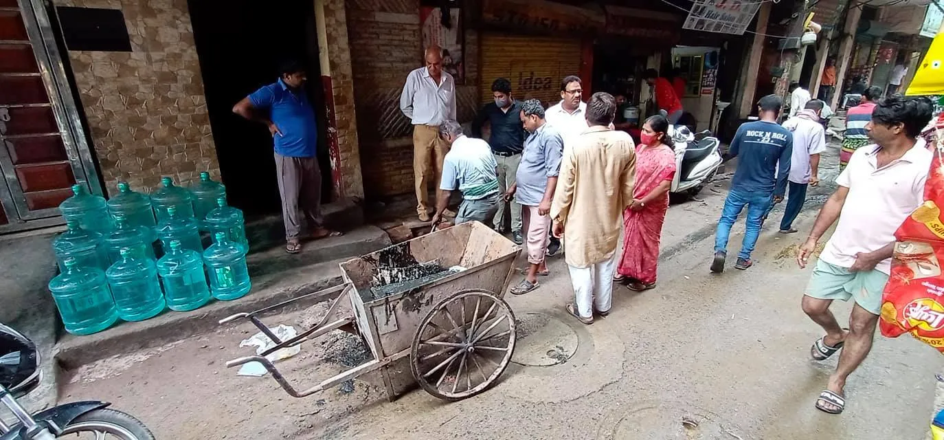 सराय काले खां में बरसात से पूर्व सीवर-नाली सफाई अभियान — तस्वीर 10 में से 19