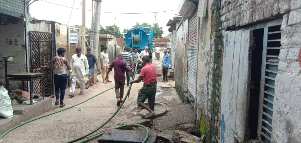 सराय काले खां में बरसात से पूर्व सीवर-नाली सफाई अभियान — तस्वीर 12 में से 19