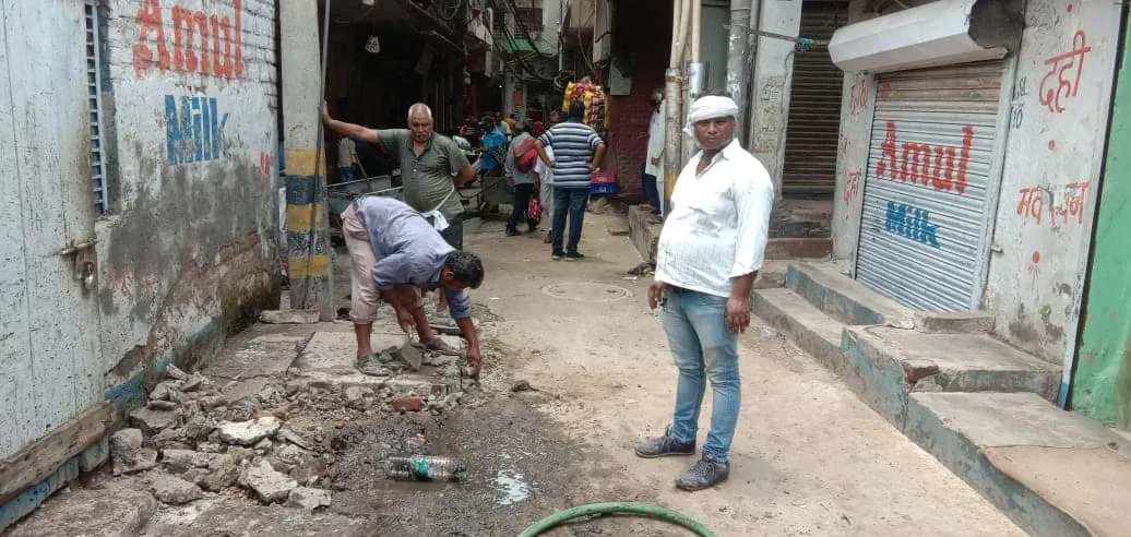 सराय काले खां में बरसात से पूर्व सीवर-नाली सफाई अभियान — तस्वीर 15 में से 19