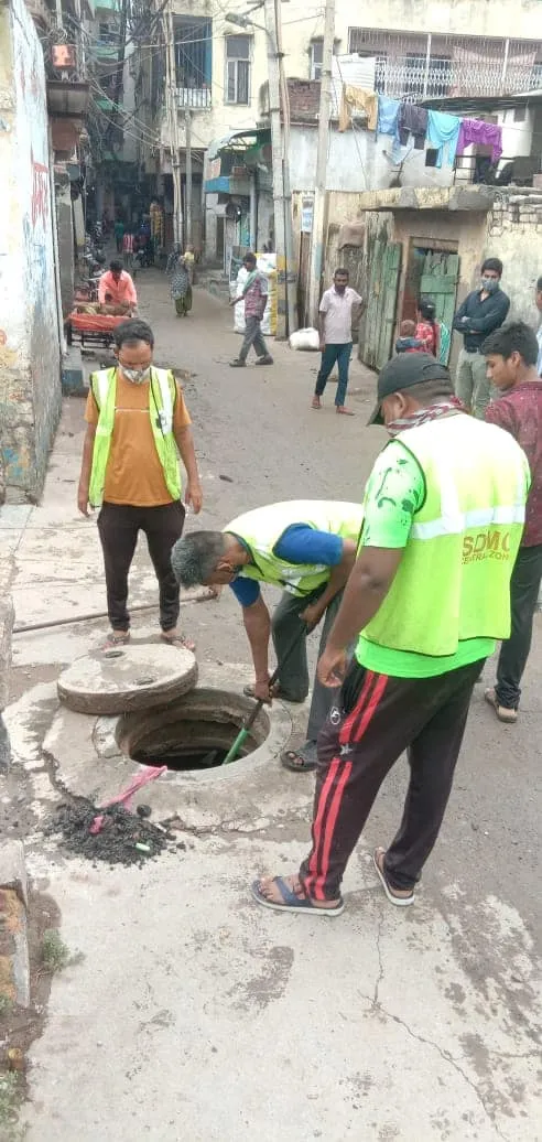 सराय काले खां में बरसात से पूर्व सीवर-नाली सफाई अभियान — तस्वीर 16 में से 19