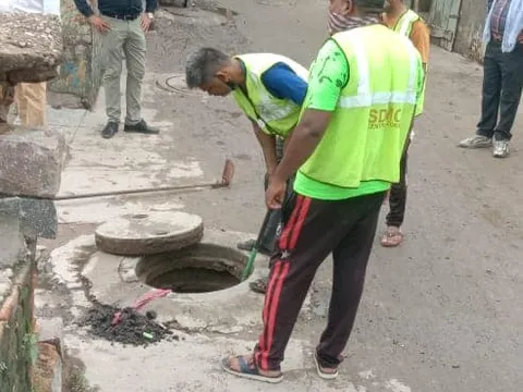 सराय काले खां में बरसात से पूर्व सीवर-नाली सफाई अभियान — 17