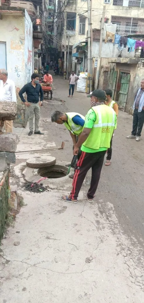 सराय काले खां में बरसात से पूर्व सीवर-नाली सफाई अभियान — तस्वीर 17 में से 19