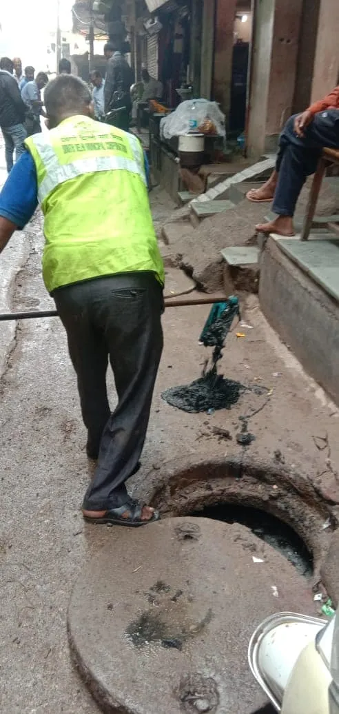 सराय काले खां में बरसात से पूर्व सीवर-नाली सफाई अभियान — तस्वीर 18 में से 19