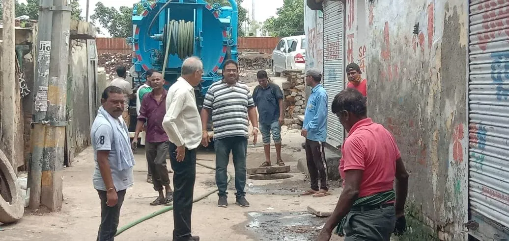 सराय काले खां में बरसात से पूर्व सीवर-नाली सफाई अभियान — तस्वीर 19 में से 19