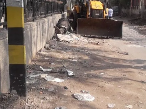 सराय काले खां रेलवे लाइन किनारे सर्विस रोड की सफाई