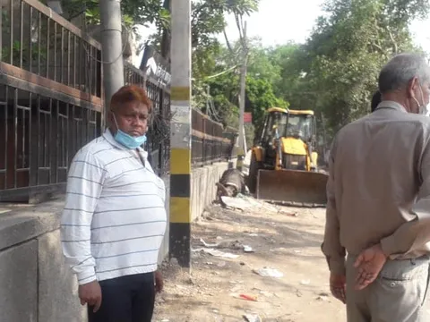 सराय काले खां रेलवे लाइन किनारे सर्विस रोड की सफाई — 2