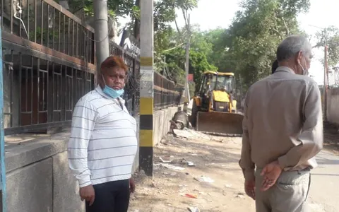 सराय काले खां रेलवे लाइन किनारे सर्विस रोड की सफाई