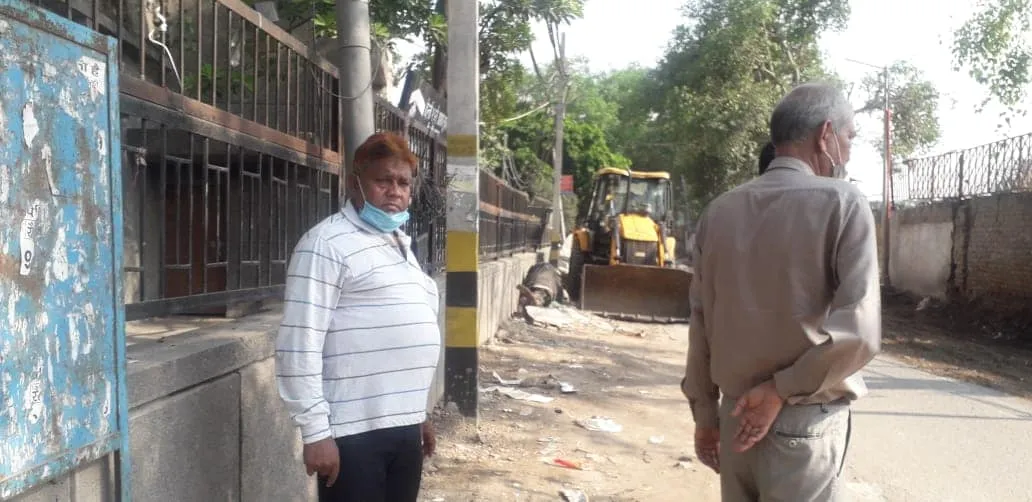 सराय काले खां रेलवे लाइन किनारे सर्विस रोड की सफाई — तस्वीर 2 में से 6