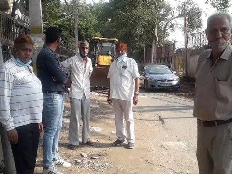 सराय काले खां रेलवे लाइन किनारे सर्विस रोड की सफाई — 3