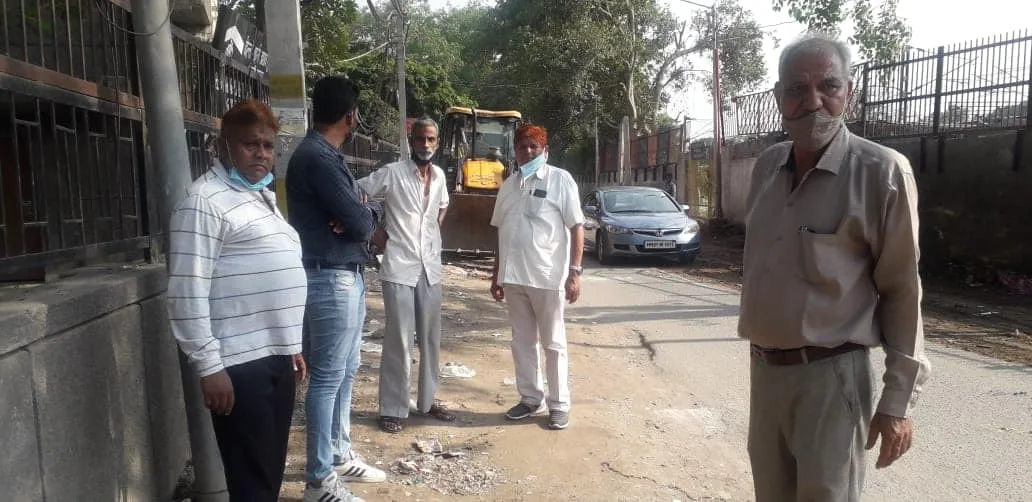 सराय काले खां रेलवे लाइन किनारे सर्विस रोड की सफाई — तस्वीर 3 में से 6