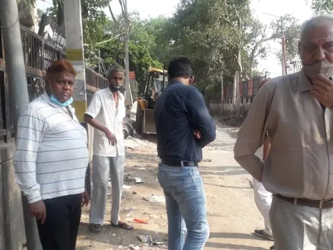 सराय काले खां रेलवे लाइन किनारे सर्विस रोड की सफाई — 4