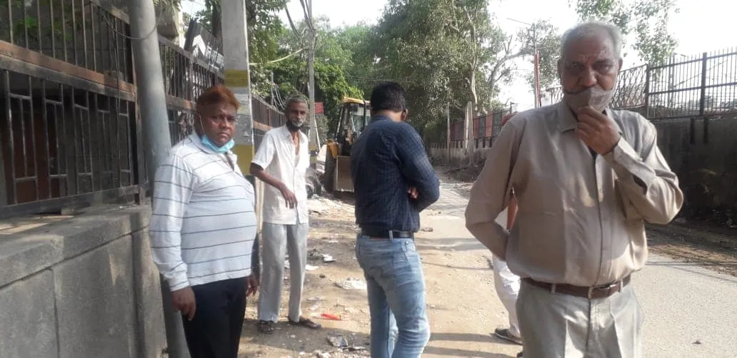 सराय काले खां रेलवे लाइन किनारे सर्विस रोड की सफाई — तस्वीर 4 में से 6
