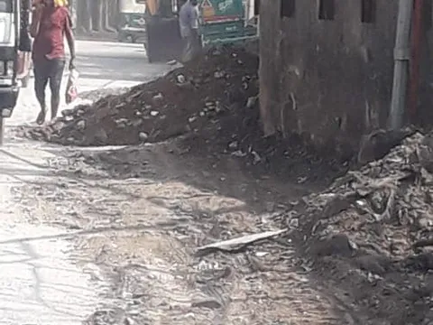 सराय काले खां रेलवे लाइन किनारे सर्विस रोड की सफाई — 5