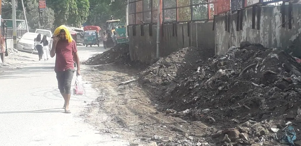 सराय काले खां रेलवे लाइन किनारे सर्विस रोड की सफाई — तस्वीर 6 में से 6