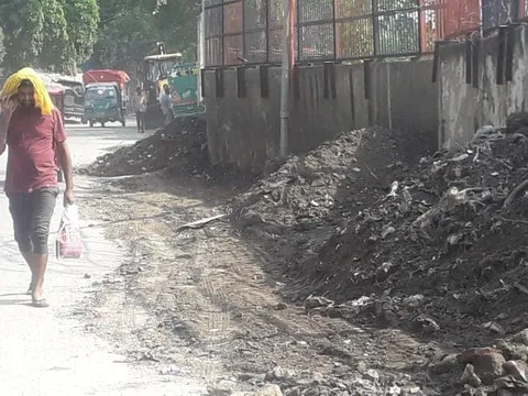 सराय काले खां रेलवे लाइन किनारे सर्विस रोड की सफाई — 6