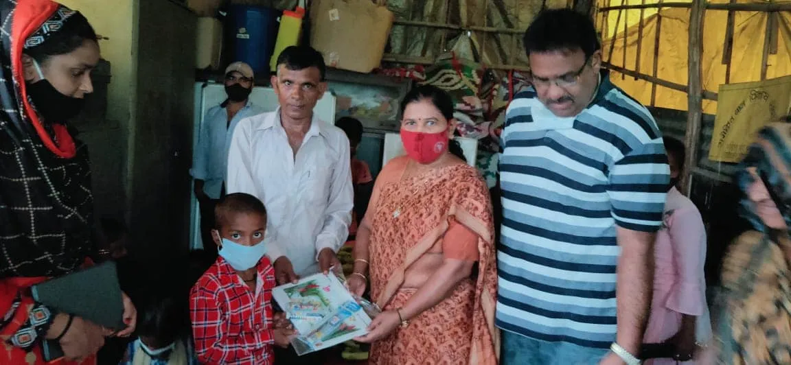 बेला गांव व मूलचंद बस्ती में बच्चों को घर-घर फल व कॉपी-किताबें वितरित — तस्वीर 3 में से 14