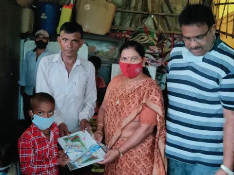 बेला गांव व मूलचंद बस्ती में बच्चों को घर-घर फल व कॉपी-किताबें वितरित — 3