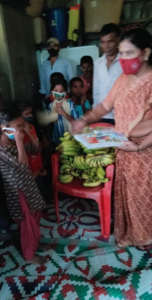 बेला गांव व मूलचंद बस्ती में बच्चों को घर-घर फल व कॉपी-किताबें वितरित — तस्वीर 4 में से 14