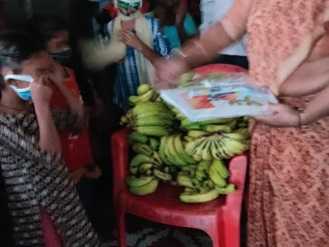 बेला गांव व मूलचंद बस्ती में बच्चों को घर-घर फल व कॉपी-किताबें वितरित — 4
