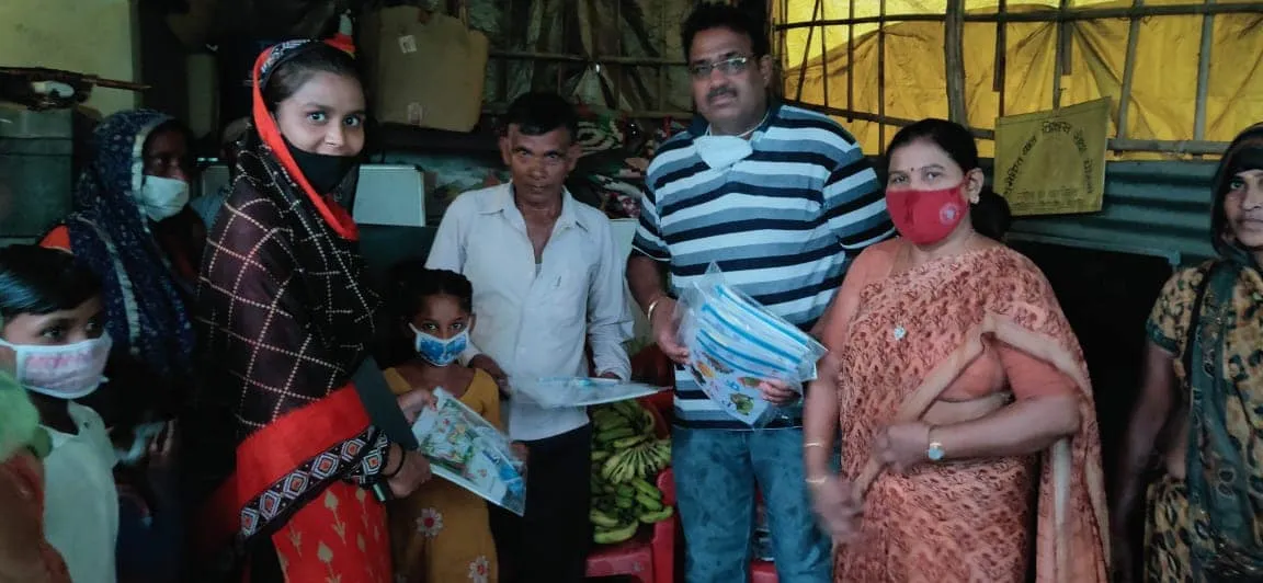 बेला गांव व मूलचंद बस्ती में बच्चों को घर-घर फल व कॉपी-किताबें वितरित — तस्वीर 5 में से 14