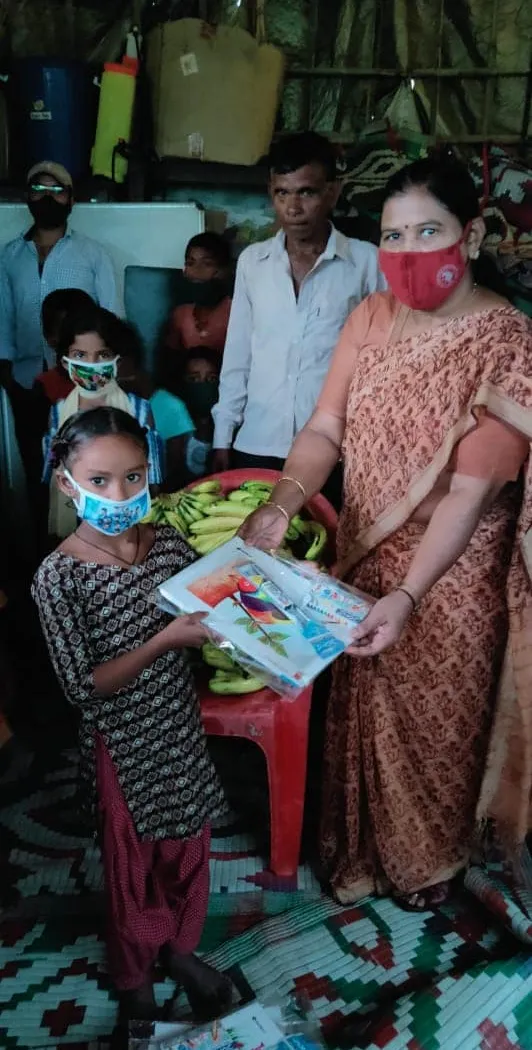 बेला गांव व मूलचंद बस्ती में बच्चों को घर-घर फल व कॉपी-किताबें वितरित — तस्वीर 6 में से 14