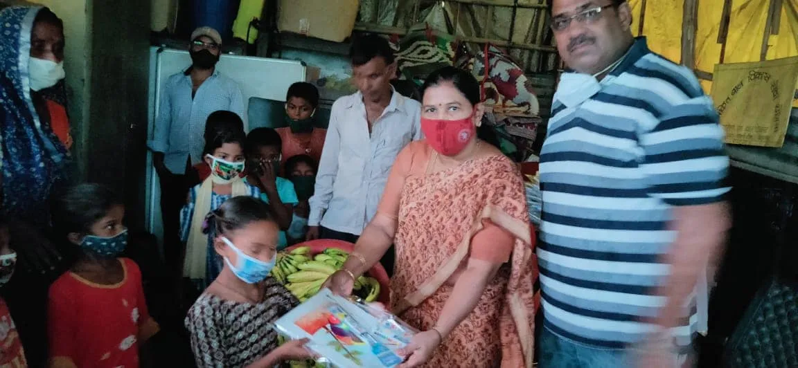 बेला गांव व मूलचंद बस्ती में बच्चों को घर-घर फल व कॉपी-किताबें वितरित — तस्वीर 7 में से 14