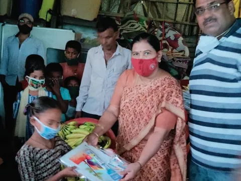 बेला गांव व मूलचंद बस्ती में बच्चों को घर-घर फल व कॉपी-किताबें वितरित — 7