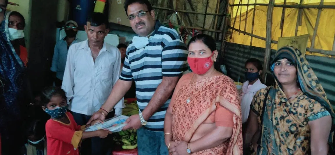 बेला गांव व मूलचंद बस्ती में बच्चों को घर-घर फल व कॉपी-किताबें वितरित — तस्वीर 8 में से 14