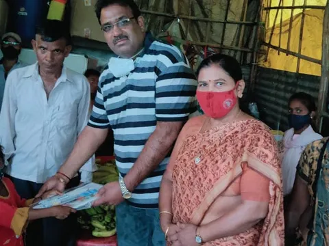 बेला गांव व मूलचंद बस्ती में बच्चों को घर-घर फल व कॉपी-किताबें वितरित — 8