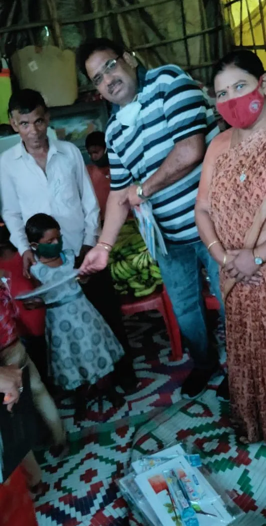 बेला गांव व मूलचंद बस्ती में बच्चों को घर-घर फल व कॉपी-किताबें वितरित — तस्वीर 10 में से 14