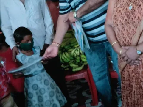 बेला गांव व मूलचंद बस्ती में बच्चों को घर-घर फल व कॉपी-किताबें वितरित — 10