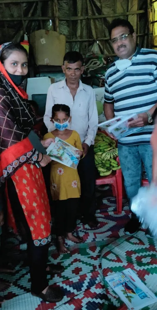 बेला गांव व मूलचंद बस्ती में बच्चों को घर-घर फल व कॉपी-किताबें वितरित — तस्वीर 11 में से 14