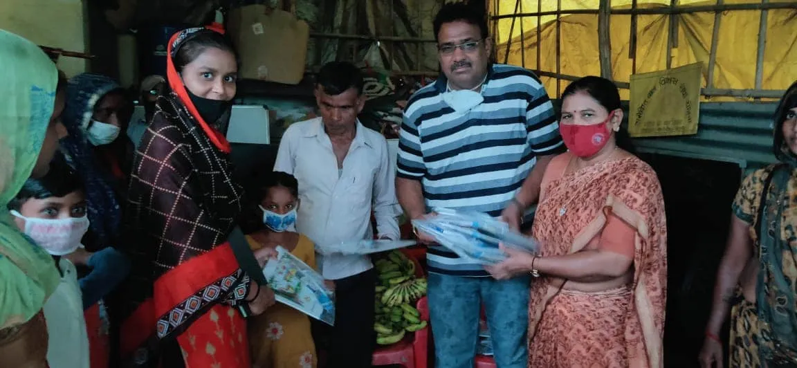 बेला गांव व मूलचंद बस्ती में बच्चों को घर-घर फल व कॉपी-किताबें वितरित — तस्वीर 12 में से 14