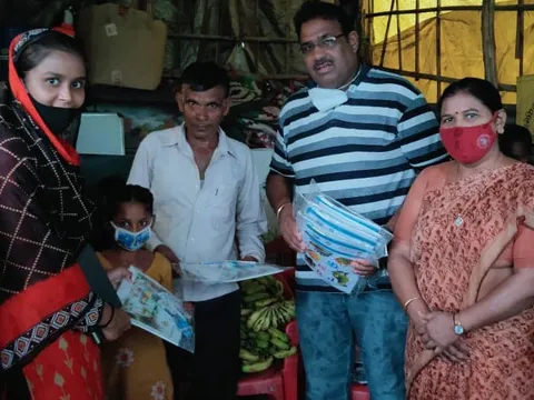 बेला गांव व मूलचंद बस्ती में बच्चों को घर-घर फल व कॉपी-किताबें वितरित — 13