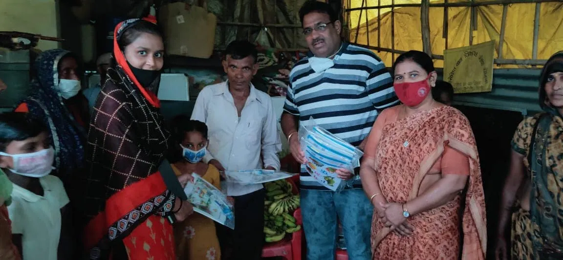 बेला गांव व मूलचंद बस्ती में बच्चों को घर-घर फल व कॉपी-किताबें वितरित — तस्वीर 13 में से 14