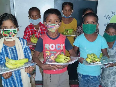 बेला गांव व मूलचंद बस्ती में बच्चों को घर-घर फल व कॉपी-किताबें वितरित — 14