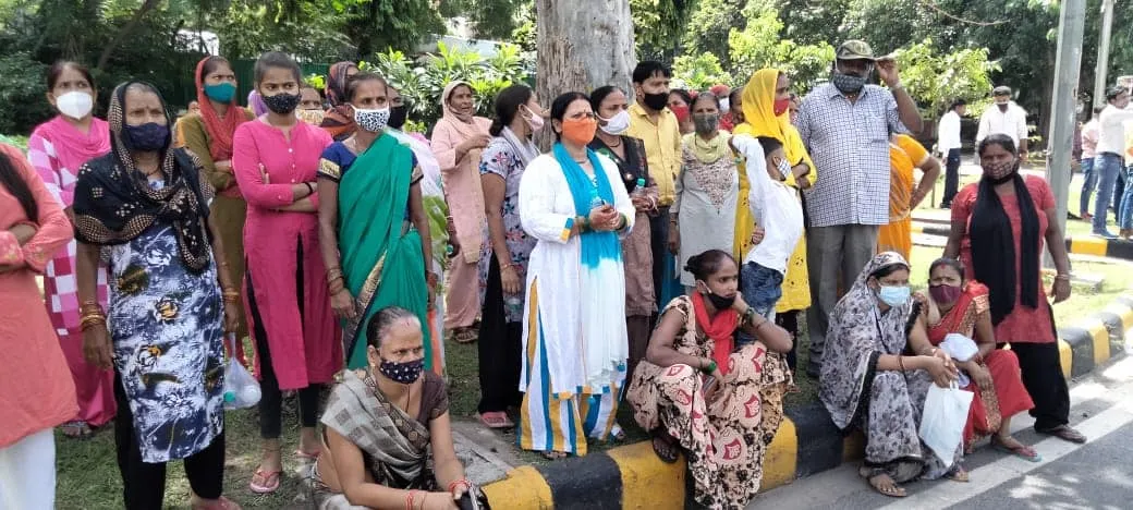 जंतर मंतर पर दलितों पर अत्याचार के विरुद्ध प्रदर्शन — तस्वीर 4 में से 9