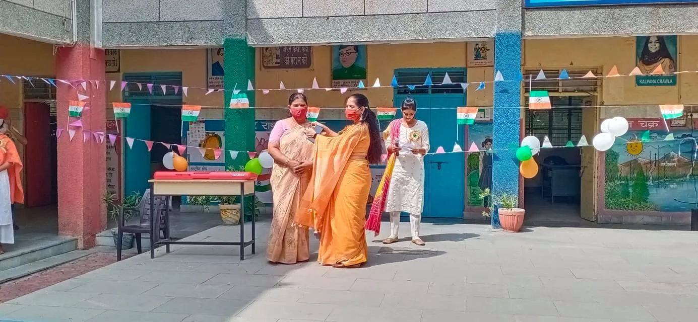 75वां स्वतंत्रता दिवस: जीवन नगर एसडीएमसी बॉयज स्कूल में ध्वजारोहण — तस्वीर 3 में से 16